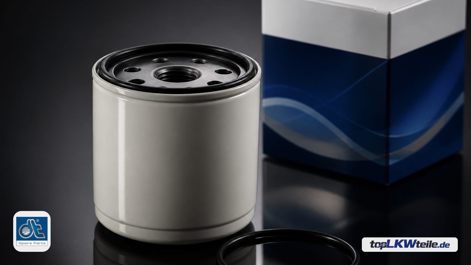 DT Spare Parts Kraftstofffilter als zylindrische, cremefarbene Spin-on-Patrone mit schwarzer Deckplatte, Zentralgewinde und umlaufenden Einlassöffnungen, auf dunkler, spiegelnder Fläche mit sanfter…