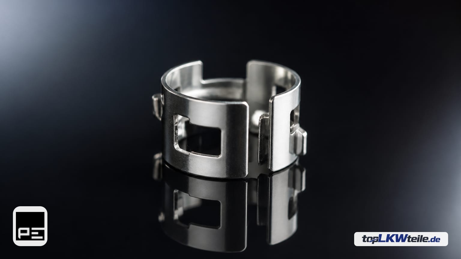 PE Automotive Klemmhülse, Raddrehzahlsensor – kleine glänzende Metall-Klemmhülse mit rechteckigen Ausstanzungen, im Studio auf dunkler Fläche mit Spiegelung.